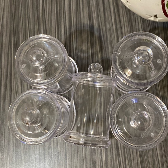Clear containers with lids - Picture 1 of 4